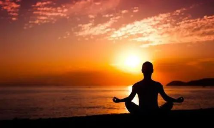 “静坐是一个很好的开始，教我们逐渐认识自己，练习敞开。”